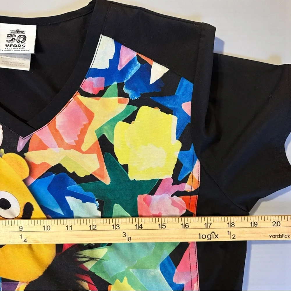 🚨3 for $15 Sesame Street Scrub Top Womens Size Small Bert And Ernie Pediatrics - Picture 5 of 6